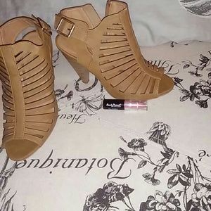 Cute triangle heels VERY CLEAN